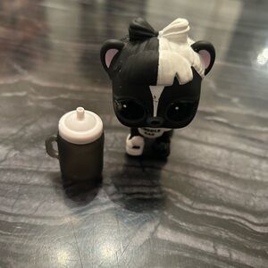 LOL Surprise pets Miss Skunk Snuggle Babe Pet Le Skunk